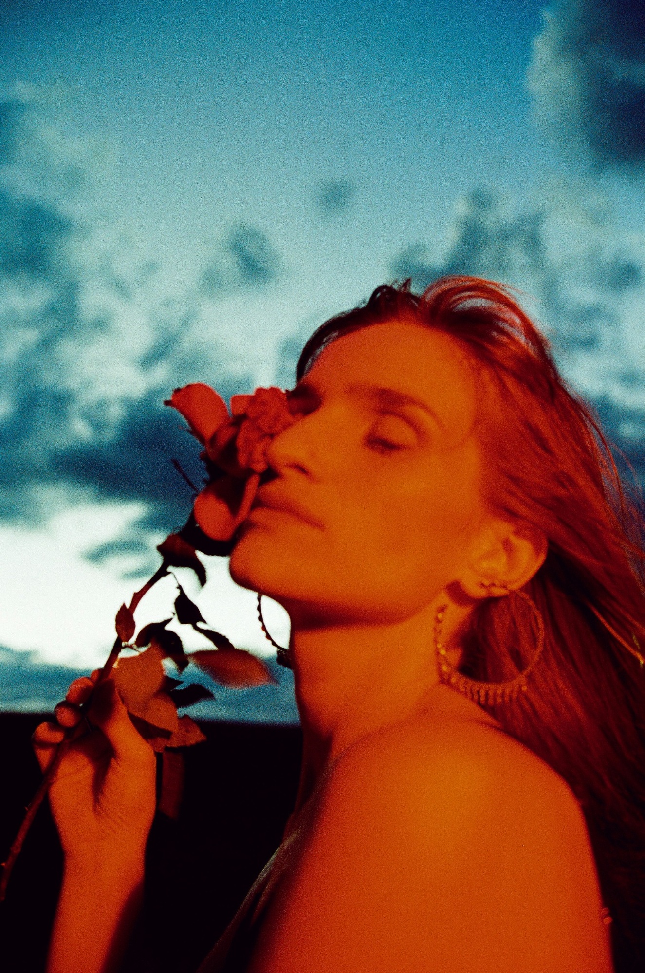 Joana Rochael com uma rosa, em fotografia do projeto Na Boca da Noite